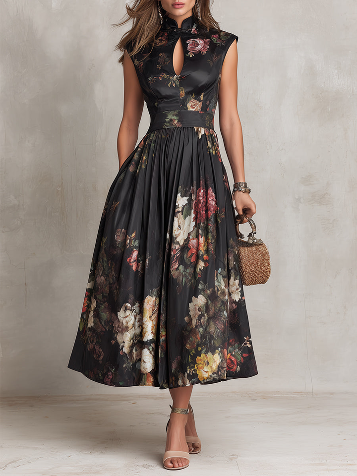 Violetta - Robe mi-longue noire en satin plissé à motif floral et encolure goutte d’eau