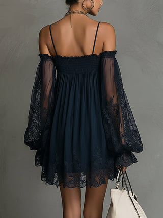 Noemi | Robe courte en mousseline bleu marine à encolure bardot, bordure en dentelle et manches transparentes