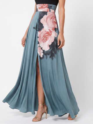 Robe longue Olympas™ à corsage licou et jupe fleurie