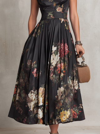 Violetta - Robe mi-longue noire en satin plissé à motif floral et encolure goutte d’eau