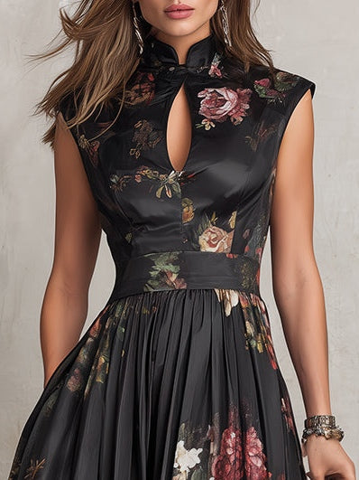 Violetta - Robe mi-longue noire en satin plissé à motif floral et encolure goutte d’eau