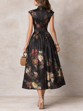 Violetta - Robe mi-longue noire en satin plissé à motif floral et encolure goutte d’eau