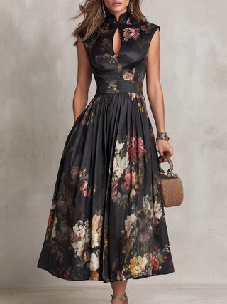 Violetta - Robe mi-longue noire en satin plissé à motif floral et encolure goutte d’eau