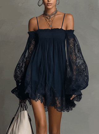 Noemi | Robe courte en mousseline bleu marine à encolure bardot, bordure en dentelle et manches transparentes