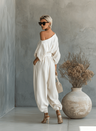 Ensemble en lin blanc cassé pour femme avec haut à épaules dénudées et pantalon fuselé • S1 - North & Co. Canada